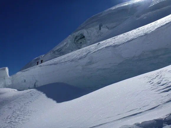 Kleine Menschen, auf einem großen Gletscher