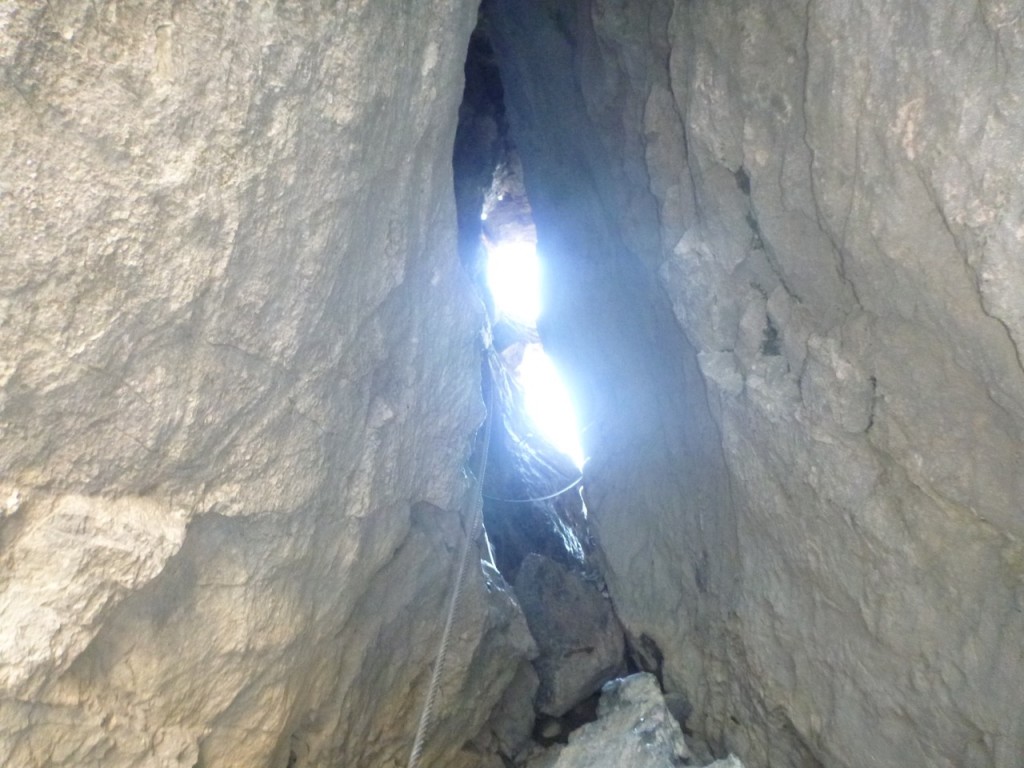 Durch ein Loch im Fels geht es im Klettersteig weiter