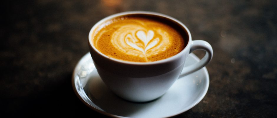 Kaffeetasse mit viel Herz in der Crema